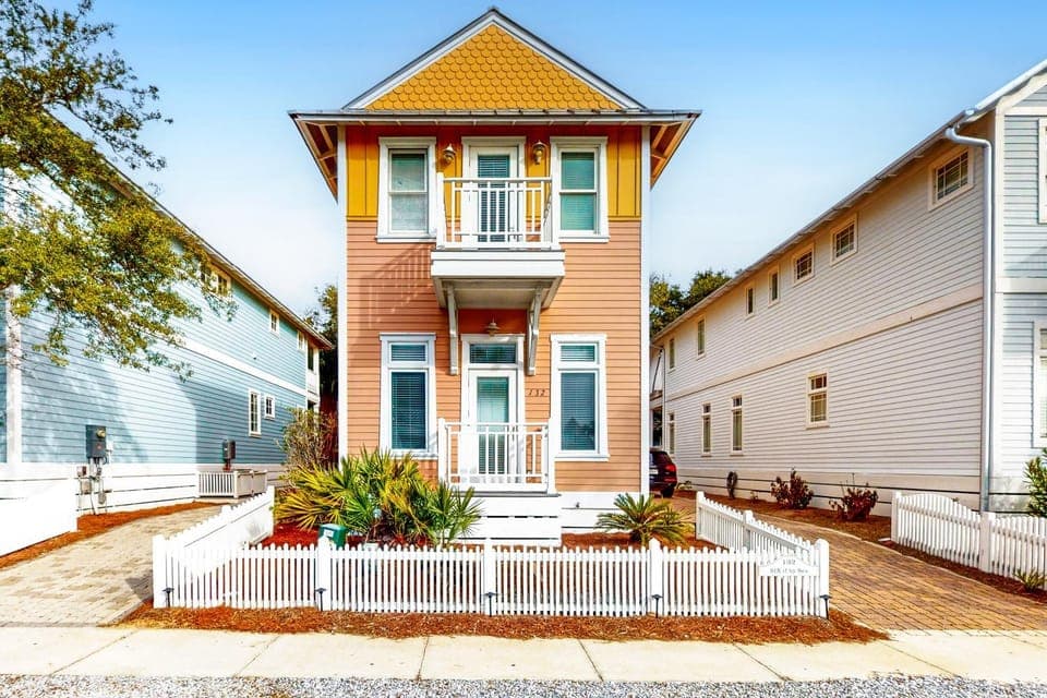 Immaculate Parkshore Drive retreat with primary bedroom balcony - next to park House in Carillon Beach