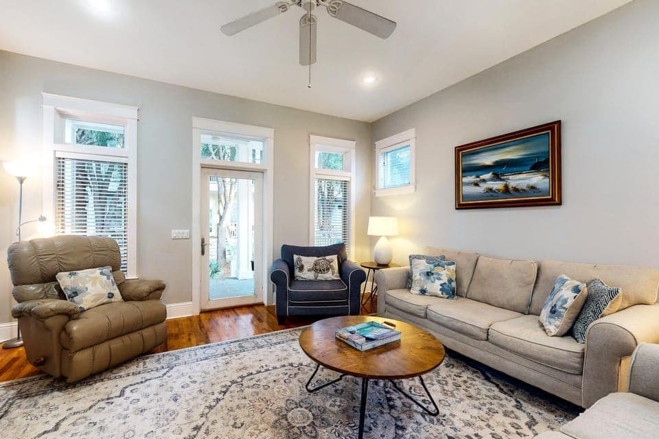 Immaculate Parkshore Drive retreat with primary bedroom balcony - next to park House in Carillon Beach