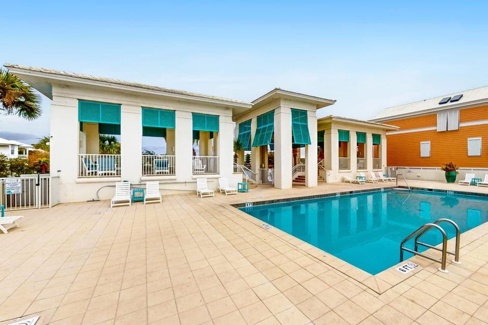 Immaculate Parkshore Drive retreat with primary bedroom balcony - next to park House in Carillon Beach