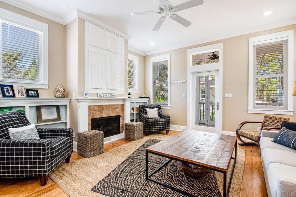 Beautiful dog-friendly home with shared pools & complimentary beach chairs House in Carillon Beach