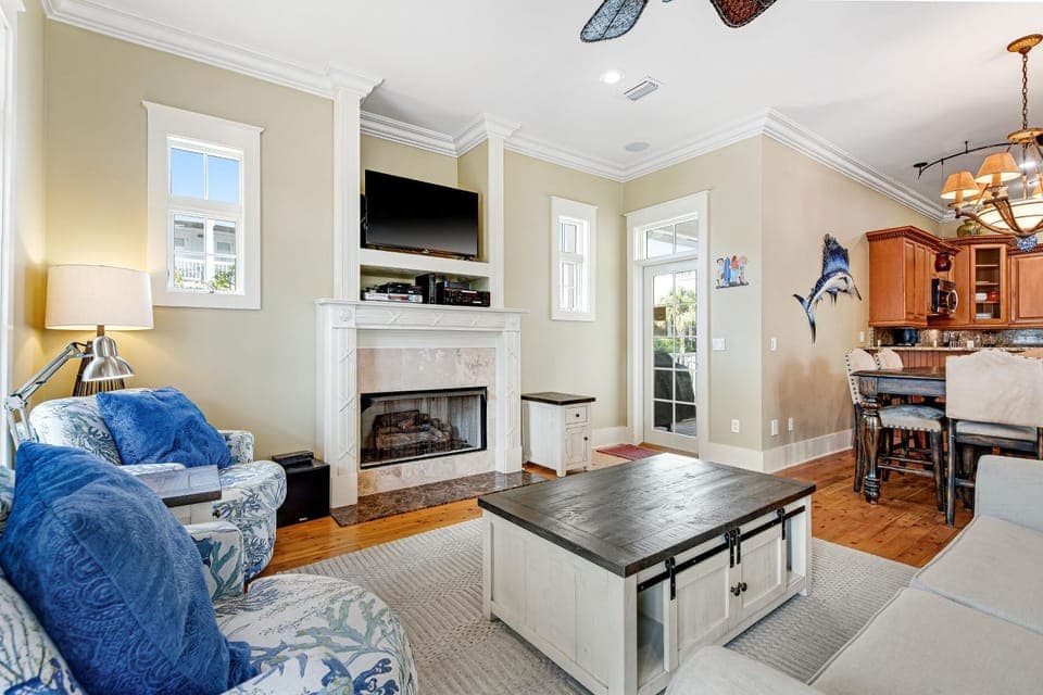 Invitingly Warm 4-Bedroom - Gated Community - Seasonal Beach Service Included House in Carillon Beach