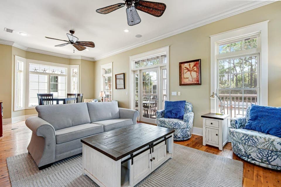 Invitingly Warm 4-Bedroom - Gated Community - Seasonal Beach Service Included House in Carillon Beach