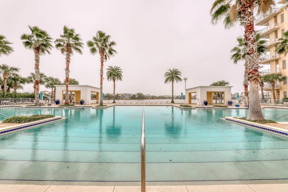 Enchanting & modern waterfront condo just steps to the beach pools & hot tubs House in Carillon Beach