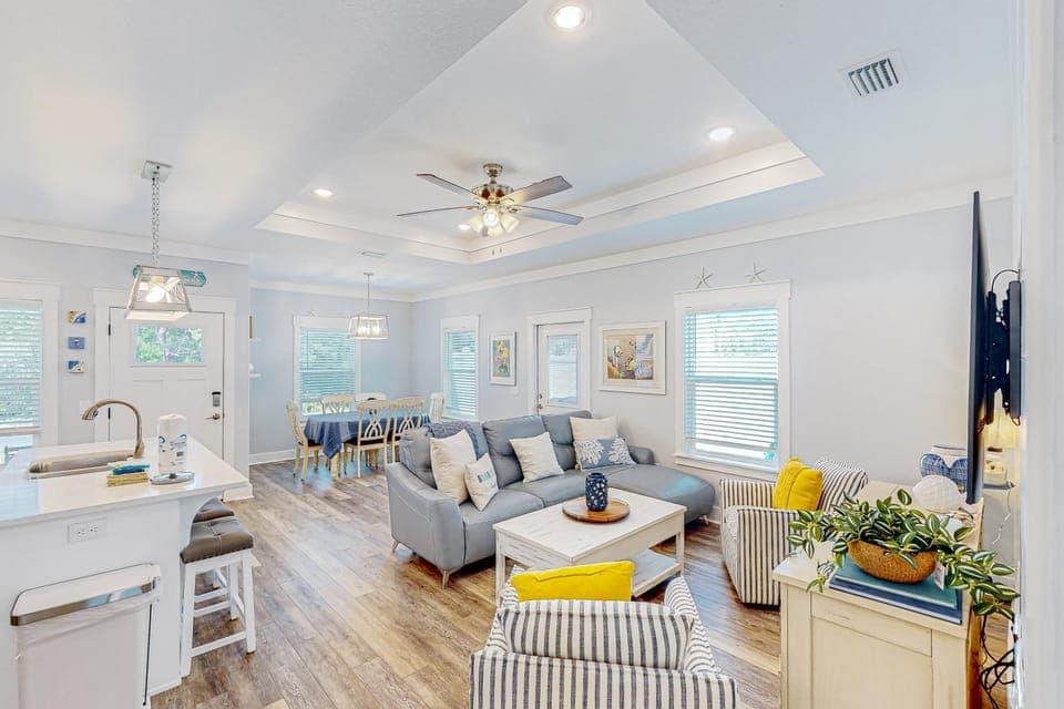 Newly built dog-friendly home with spacious backyard & private W&D House in Laguna Beach