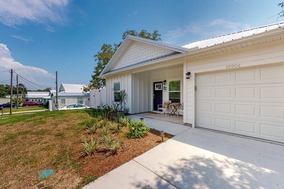 Newly built dog-friendly home with spacious backyard & private W&D House in Laguna Beach