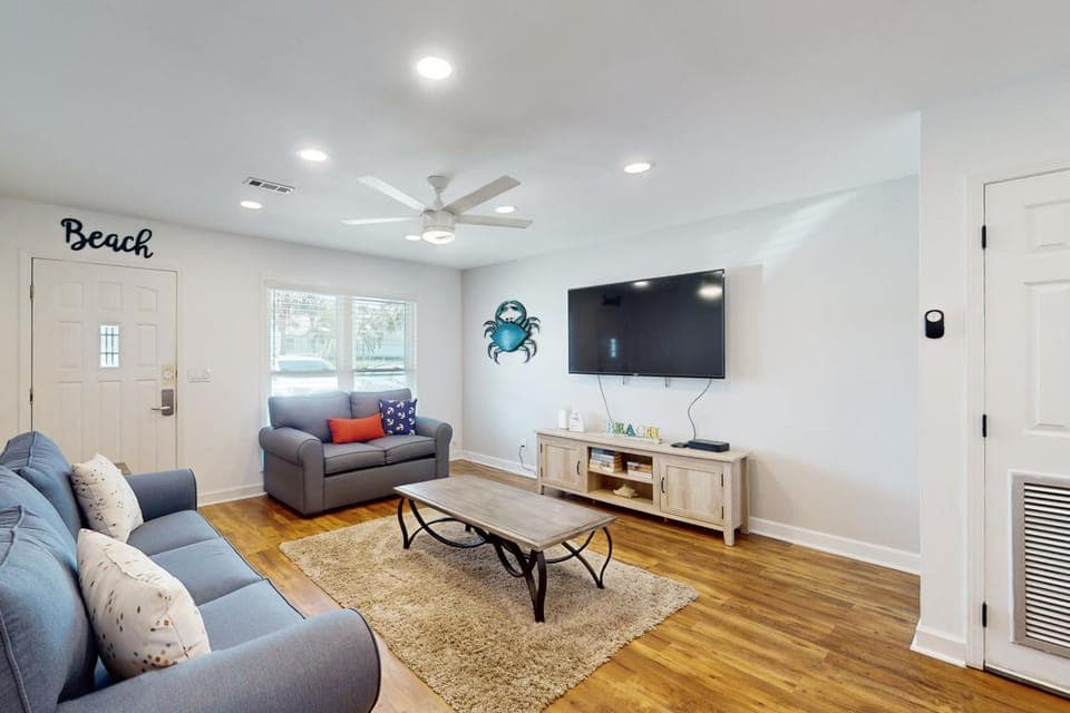 Partial Gulf-view getaway with deck full kitchen washer&dryer & central AC House in Sunnyside