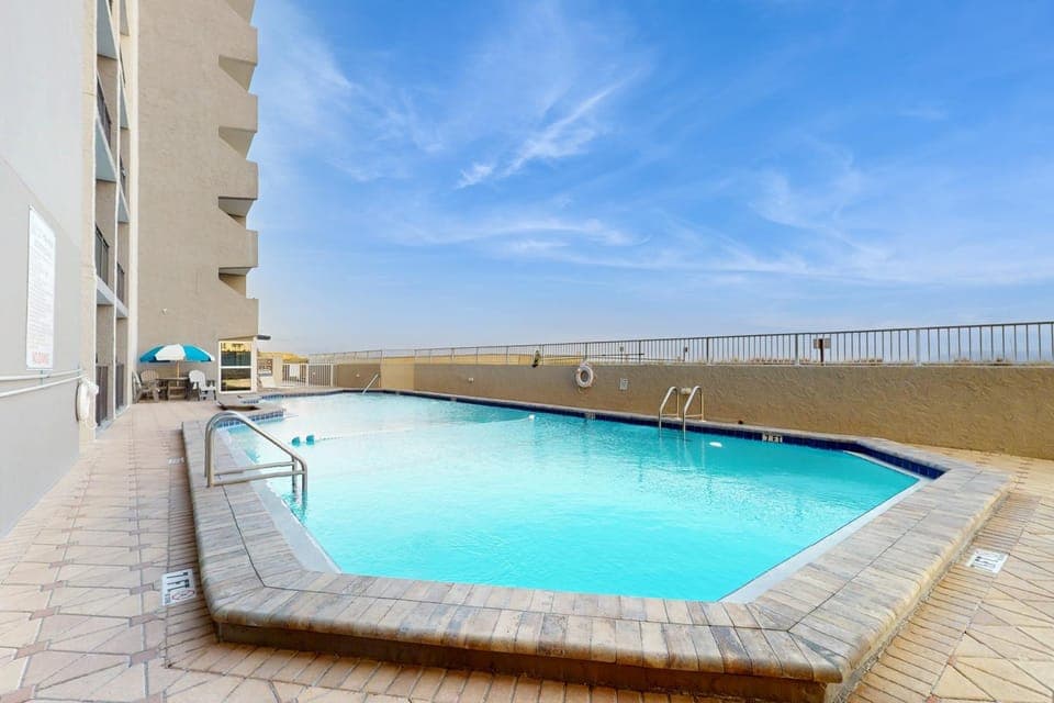 Updated first-floor open airy condo with great views - close to dining House in Okaloosa Island