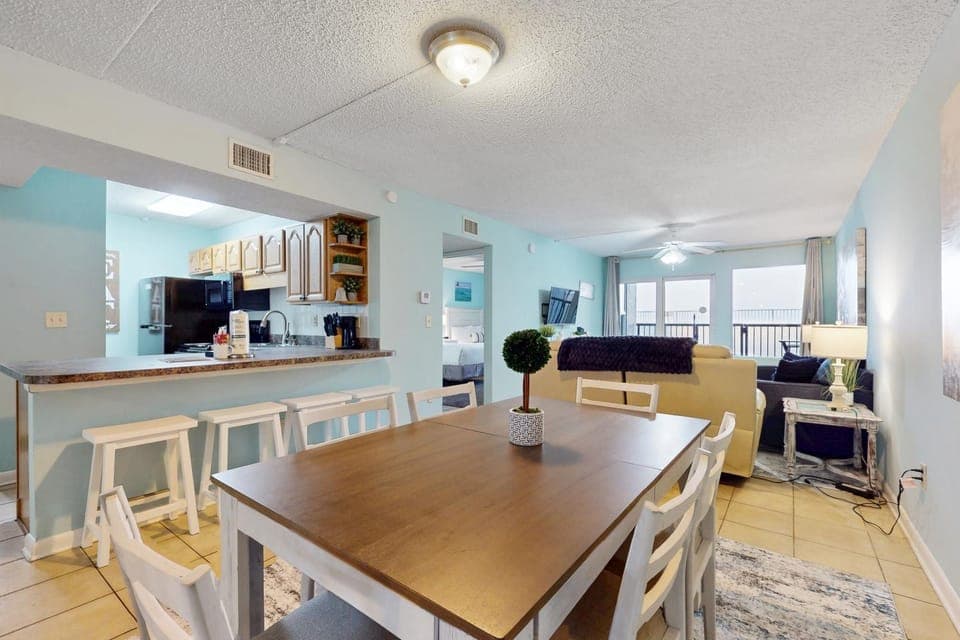 Updated first-floor open airy condo with great views - close to dining House in Okaloosa Island