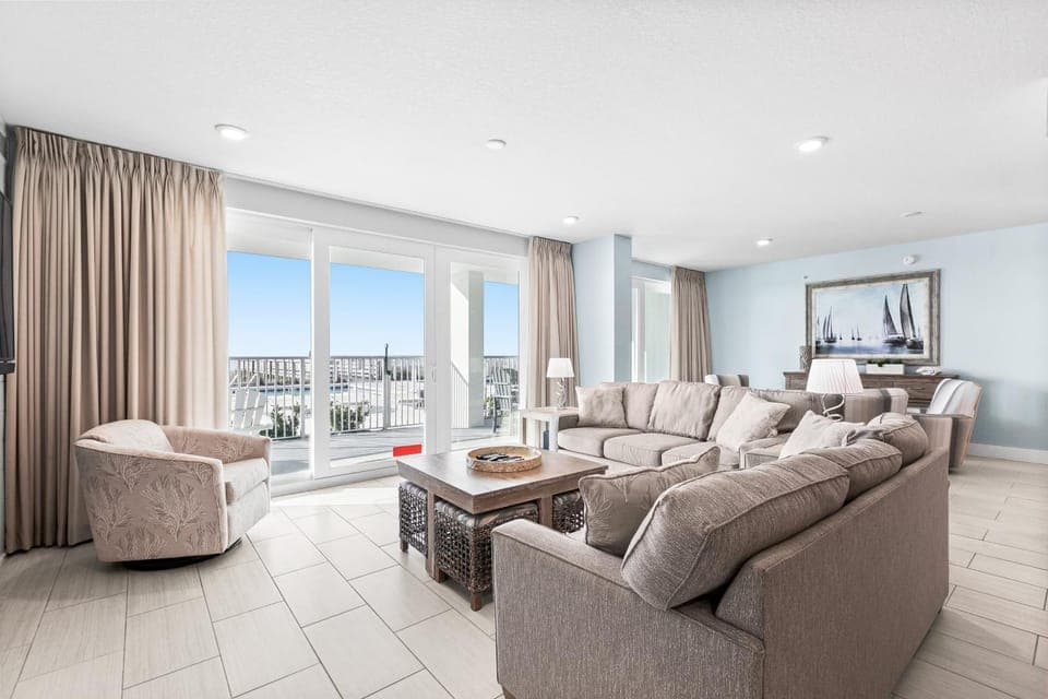 Luxurious gulf-front condo with resort amenities - near entertainment House in Okaloosa Island