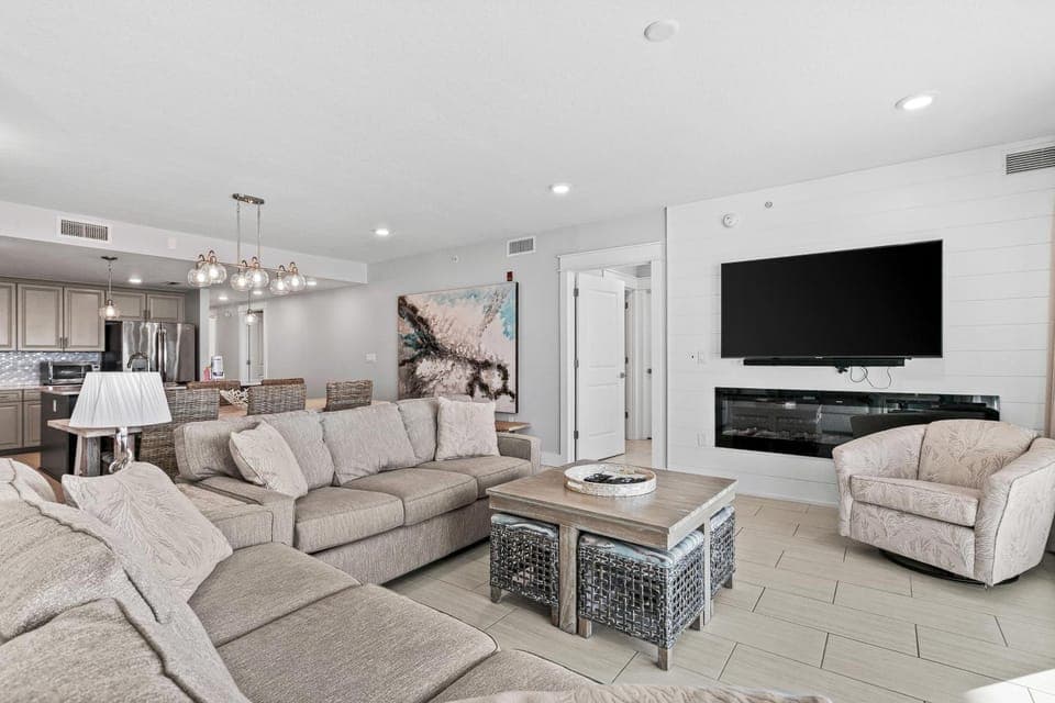 Luxurious gulf-front condo with resort amenities - near entertainment House in Okaloosa Island