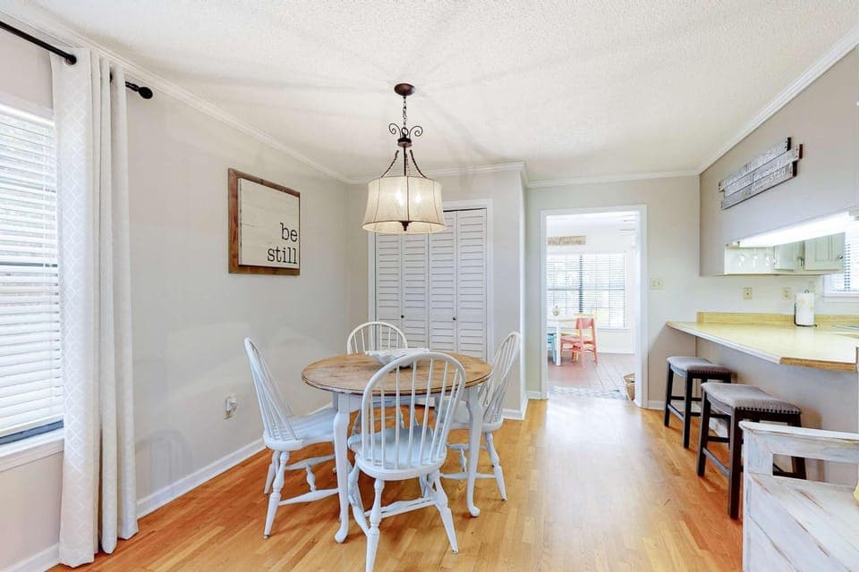 Dreamy island home with outdoor kitchen gas grill firepit WiFi & lush yard House in Dauphin Island