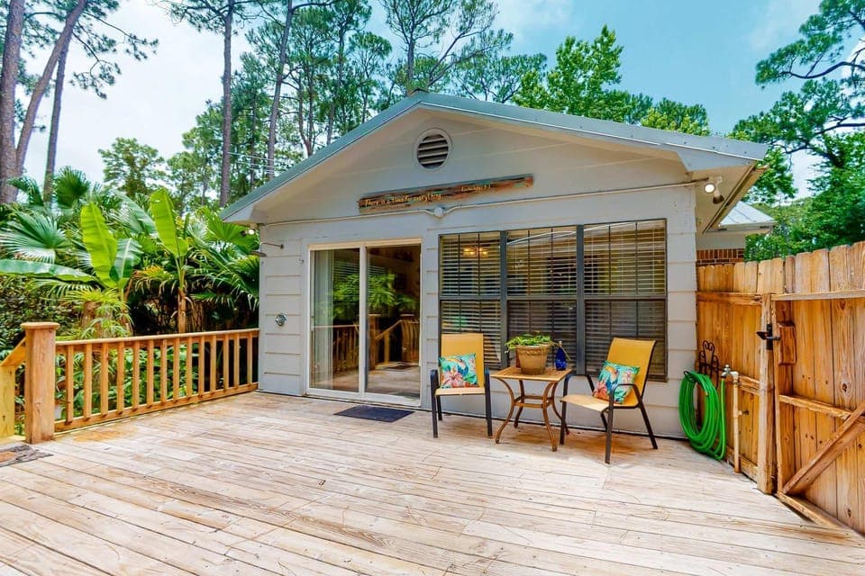 Dreamy island home with outdoor kitchen gas grill firepit WiFi & lush yard House in Dauphin Island
