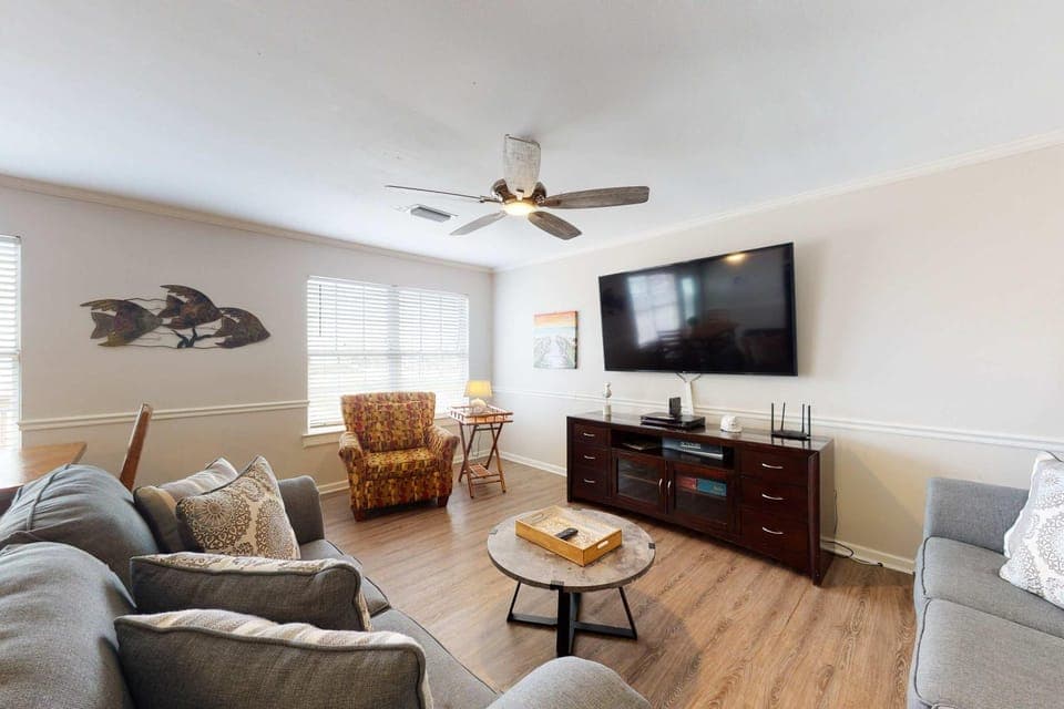 Dog-friendly home with sound-side deck full kitchen & fantastic views House in Dauphin Island