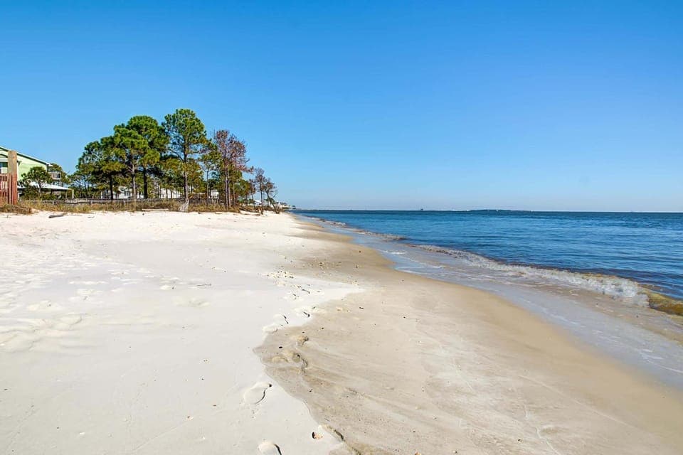 Dog-friendly home with sound-side deck full kitchen & fantastic views House in Dauphin Island