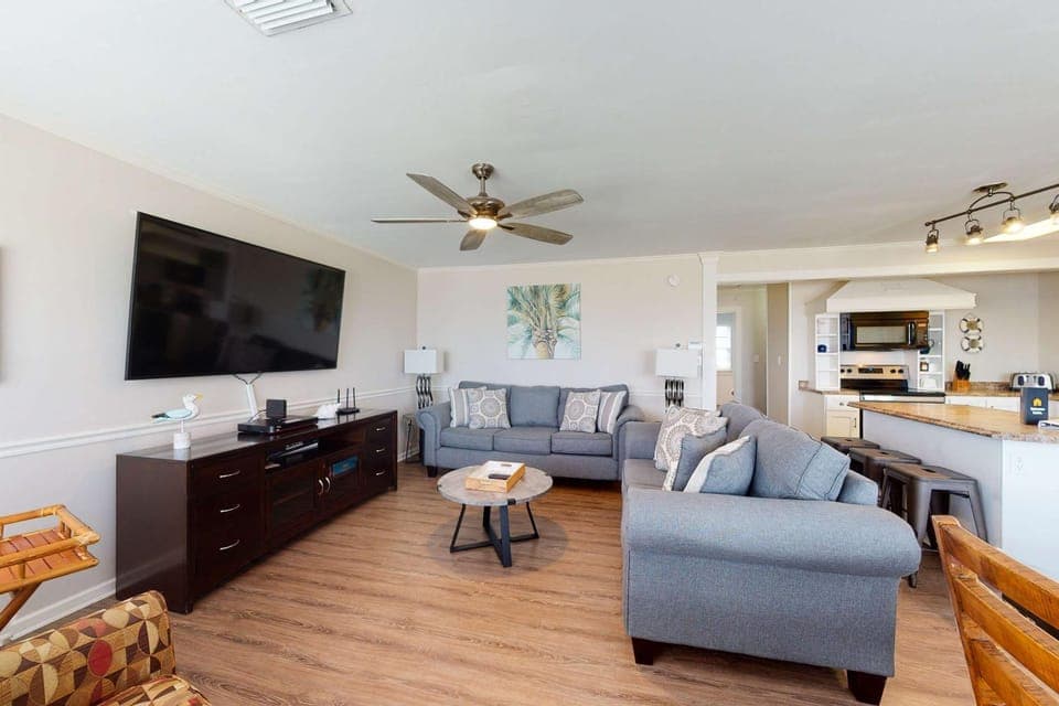 Dog-friendly home with sound-side deck full kitchen & fantastic views House in Dauphin Island