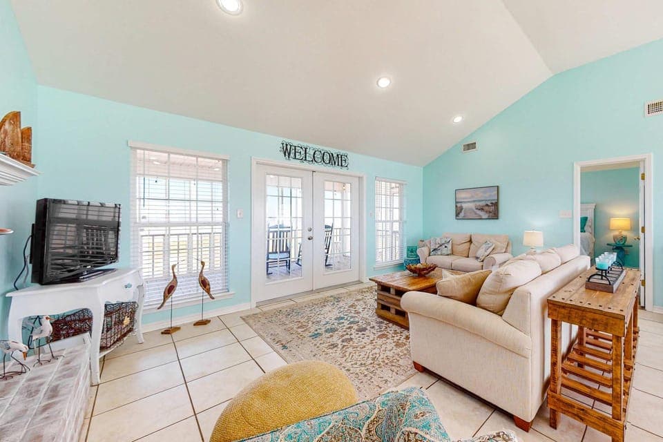 Bayfront retreat with lovely views a screened porch & beach access House in Dauphin Island