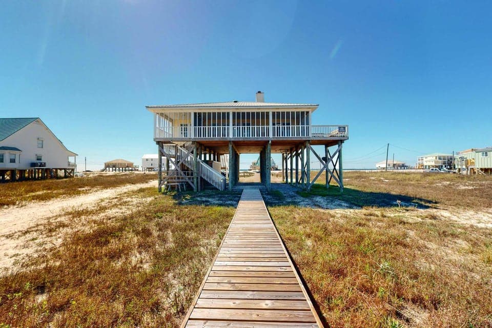 Bayfront retreat with lovely views a screened porch & beach access House in Dauphin Island