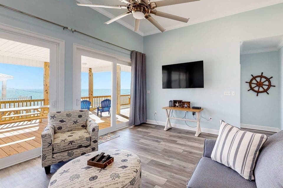 Amazing Gulf-front home on the beach with grill & washer dryer - dog-friendly House in Dauphin Island