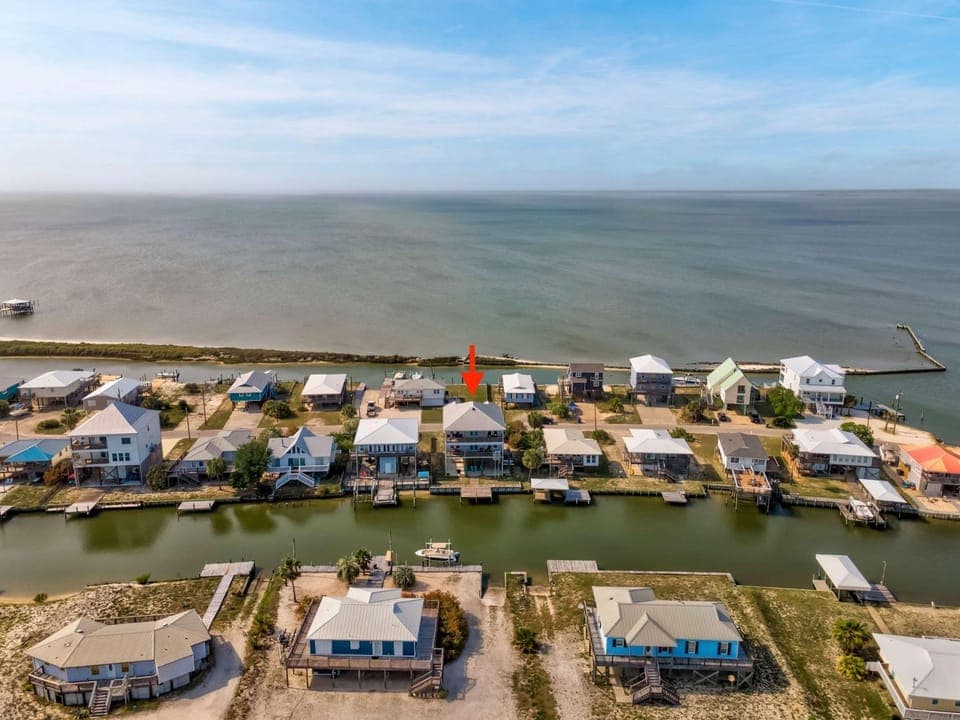 Waterfront home with private grill dock and washer & dryer House in Dauphin Island