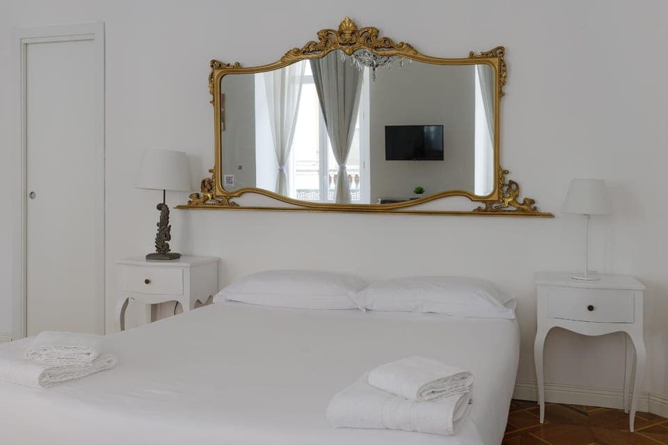 Bed, TV and multimedia, Photo of the whole room, Bedroom, towels