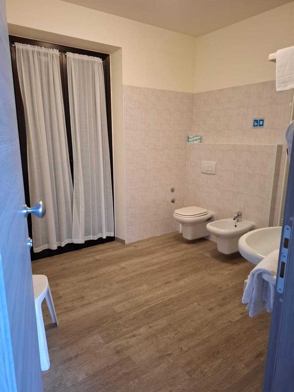 Toilet, Bathroom, bidet, towels