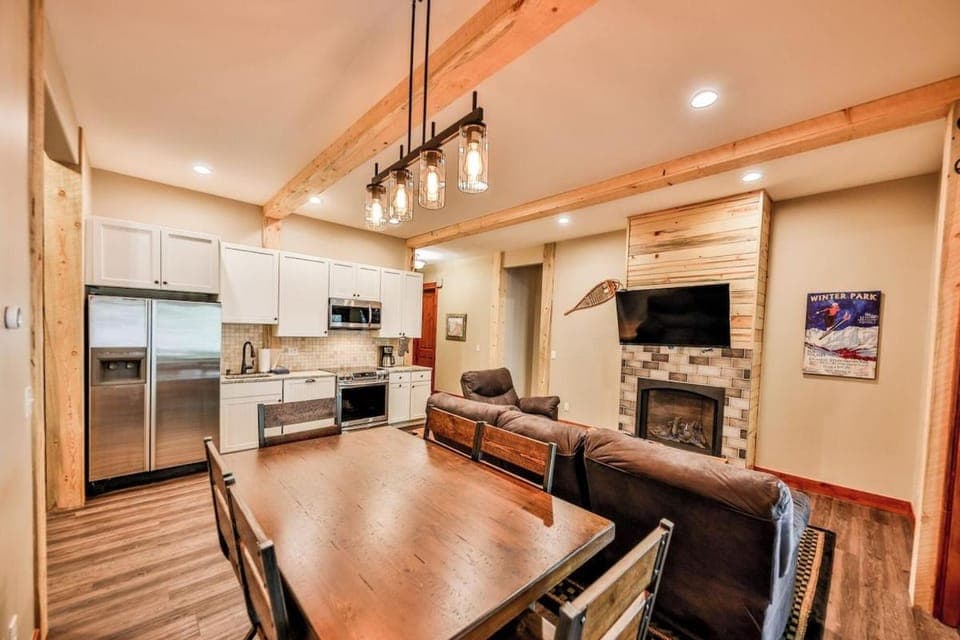 New creek side chateau guest suite! Booking for Ski Season NOW! With hot tub! Villa in Fraser