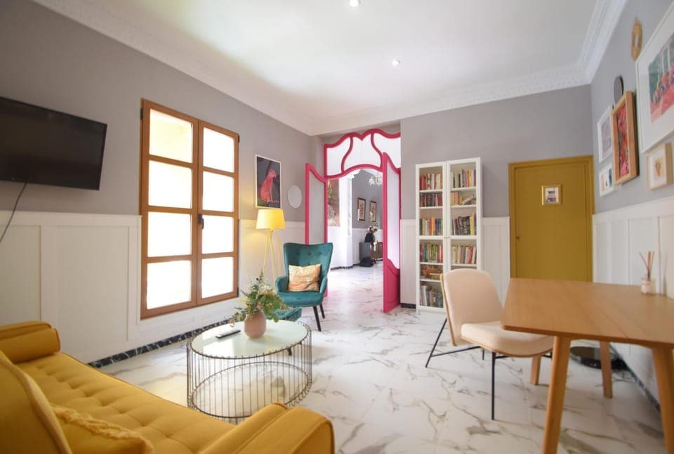 TV and multimedia, Living room, Seating area, Dining area
