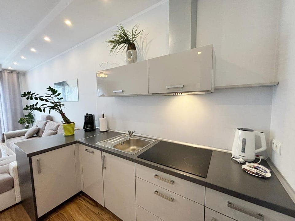 Coffee/tea facilities, Kitchen or kitchenette, Seating area, stove