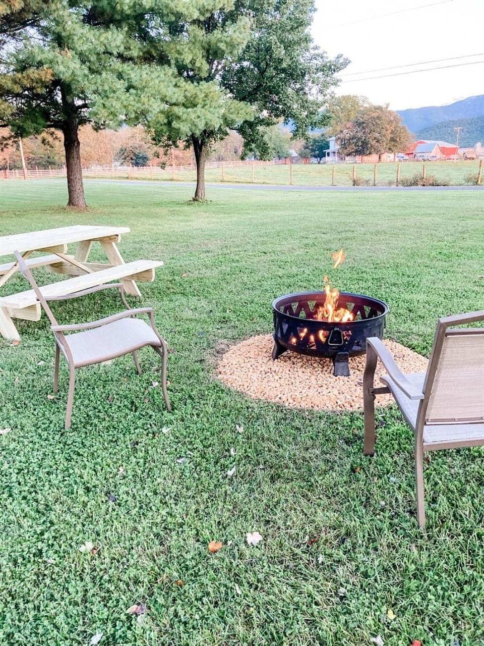 The Baker Farmhouse Hot Tub Fast WiFi Hiking nearby Country House in Luray
