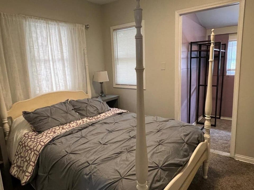 Spacious Five bedroom House close to Notre Dame House in South Bend