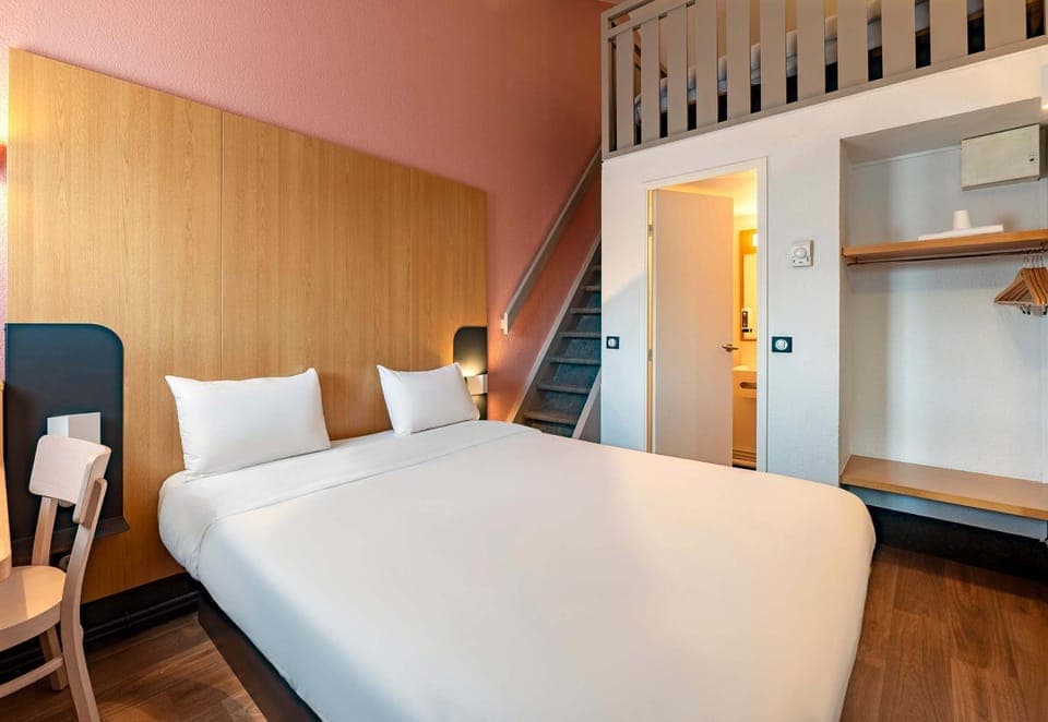 Photo of the whole room, Bedroom