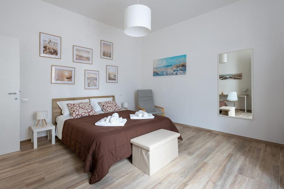 Bed, Bedroom, towels, wardrobe