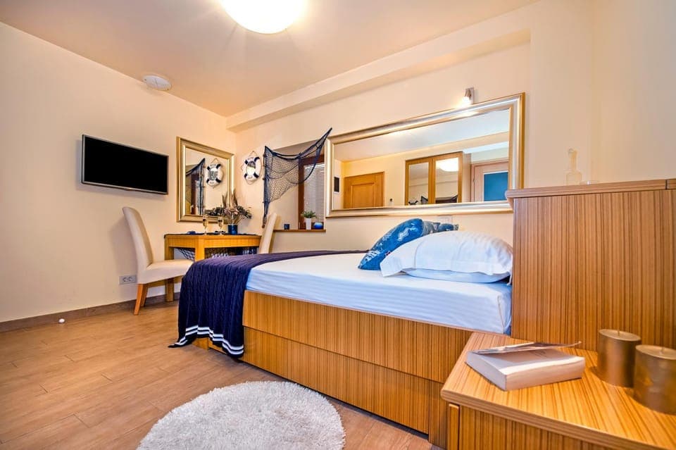 Bed, TV and multimedia, Photo of the whole room