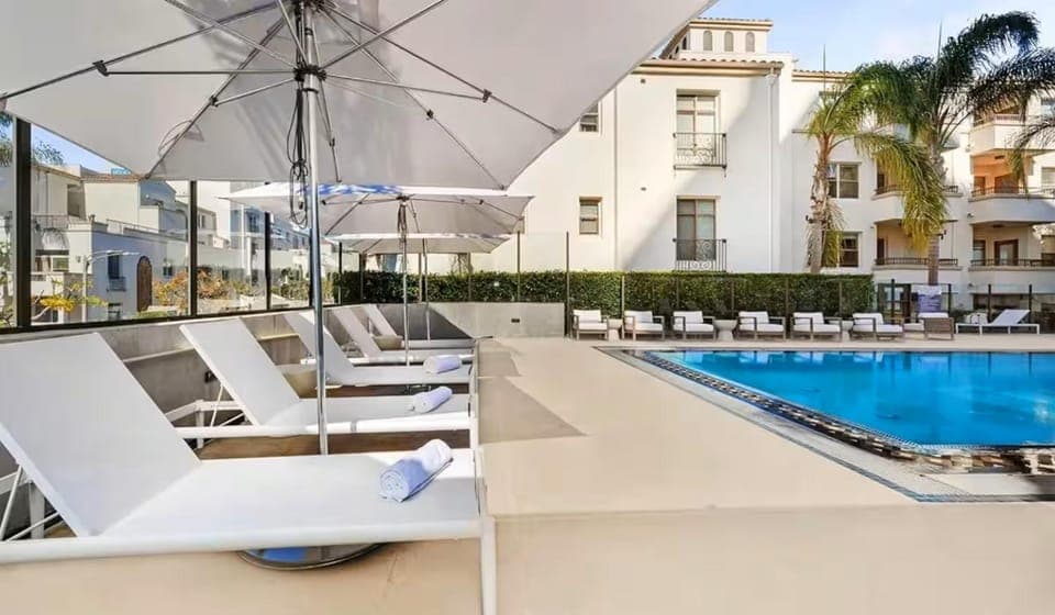 Property building, Patio, Day, Pool view, Swimming pool, sunbed