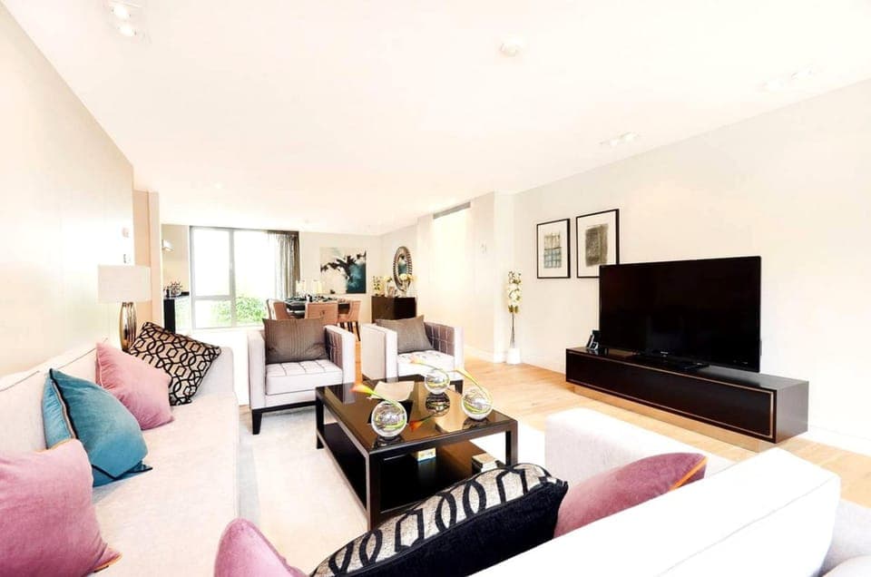 Communal lounge/ TV room, TV and multimedia, Living room, Seating area, Evening entertainment