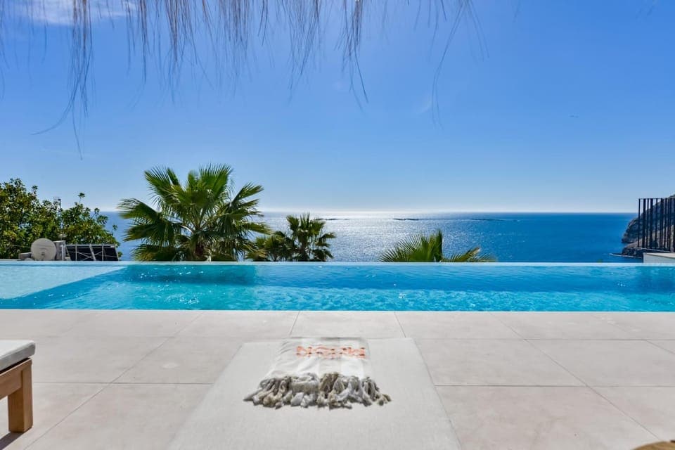 Pool view, Sea view, Swimming pool, sunbed
