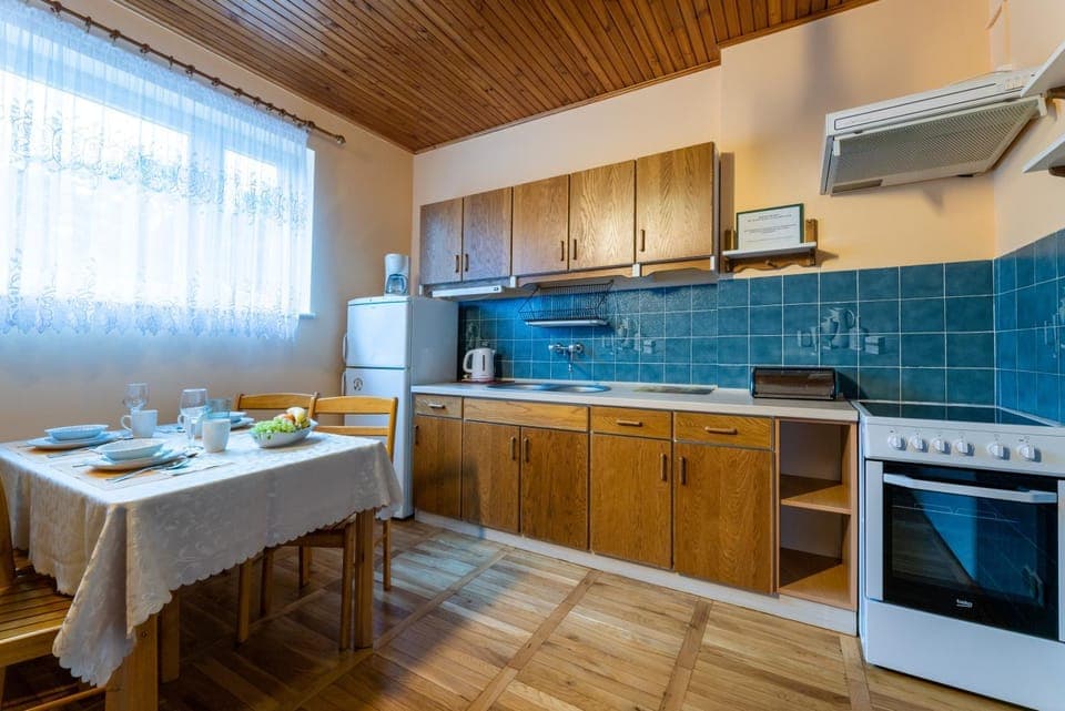 Kitchen or kitchenette, Dining area