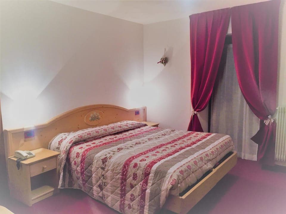 Shower, Toilet, Bed, Bathroom, TV and multimedia, Balcony/Terrace, Bedroom, Pets, cot