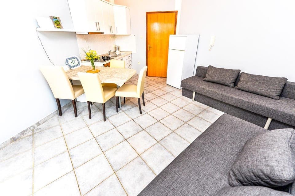Kitchen or kitchenette, Living room, Seating area, Dining area