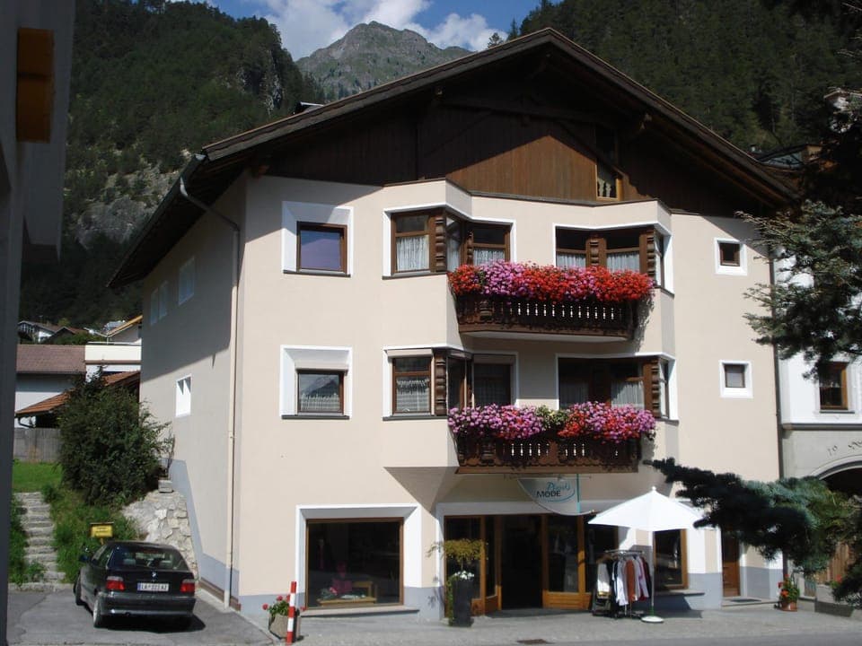 Property building, Facade/entrance, Summer