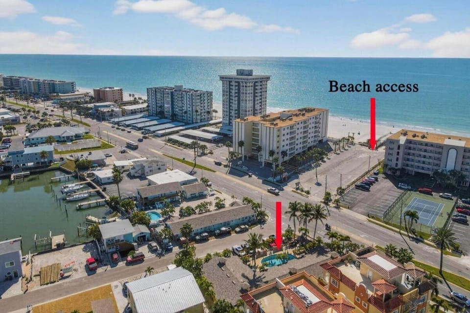 Enjoy Sunny Days by the Pool and Beautiful Sunset Beach Walks at Coconut Villa's Suite 10! Apartment in North Redington Beach