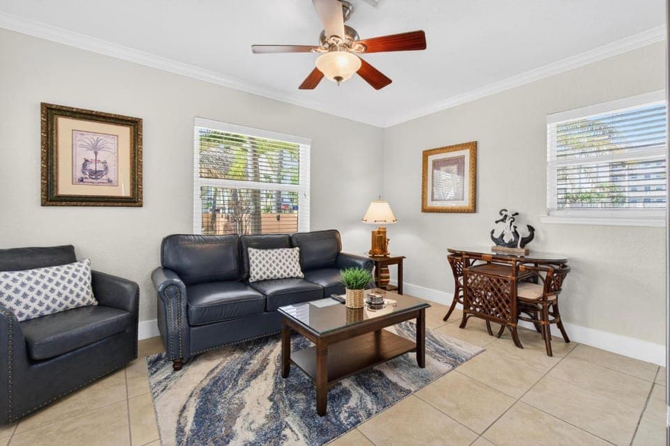 Enjoy Sunny Days by the Pool and Beautiful Sunset Beach Walks at Coconut Villa's Suite 10! Apartment in North Redington Beach