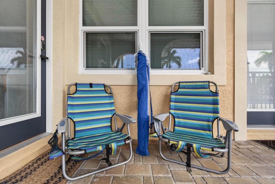 Enjoy Sunny Days by the Pool and Beautiful Sunset Beach Walks at Coconut Villa's Suite 10! Apartment in North Redington Beach