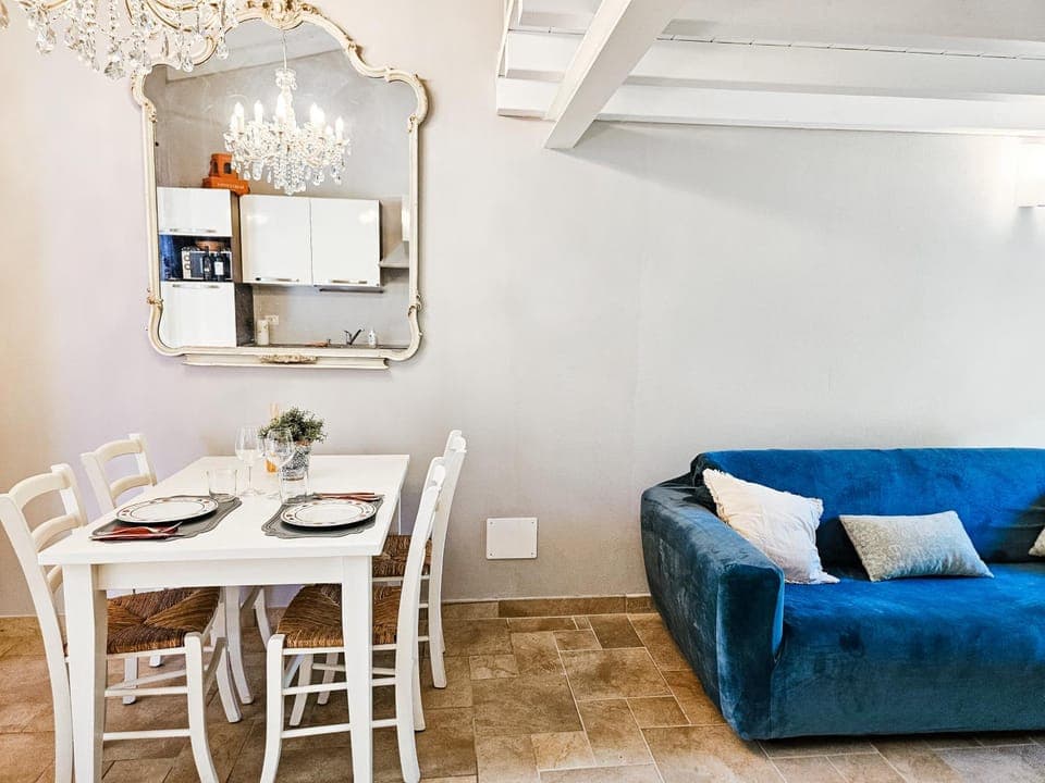 TV and multimedia, Kitchen or kitchenette, Living room, Seating area, Dining area