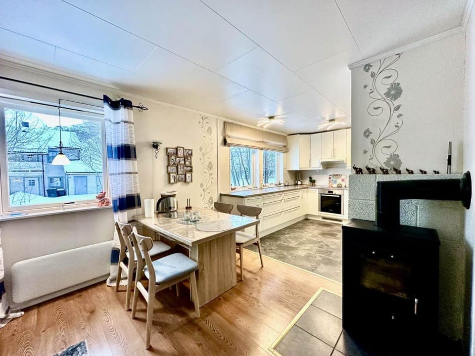 Kitchen or kitchenette, Dining area