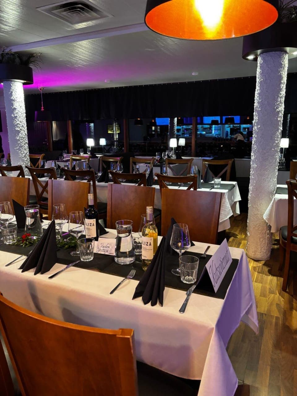 Restaurant/places to eat, Banquet/Function facilities, Food, Lunch