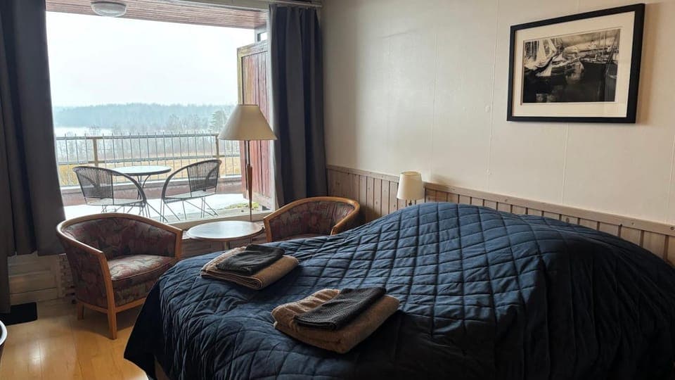 Bed, Balcony/Terrace, Lake view