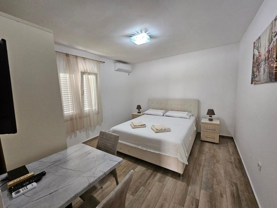 Bed, TV and multimedia, Bedroom, air conditioner