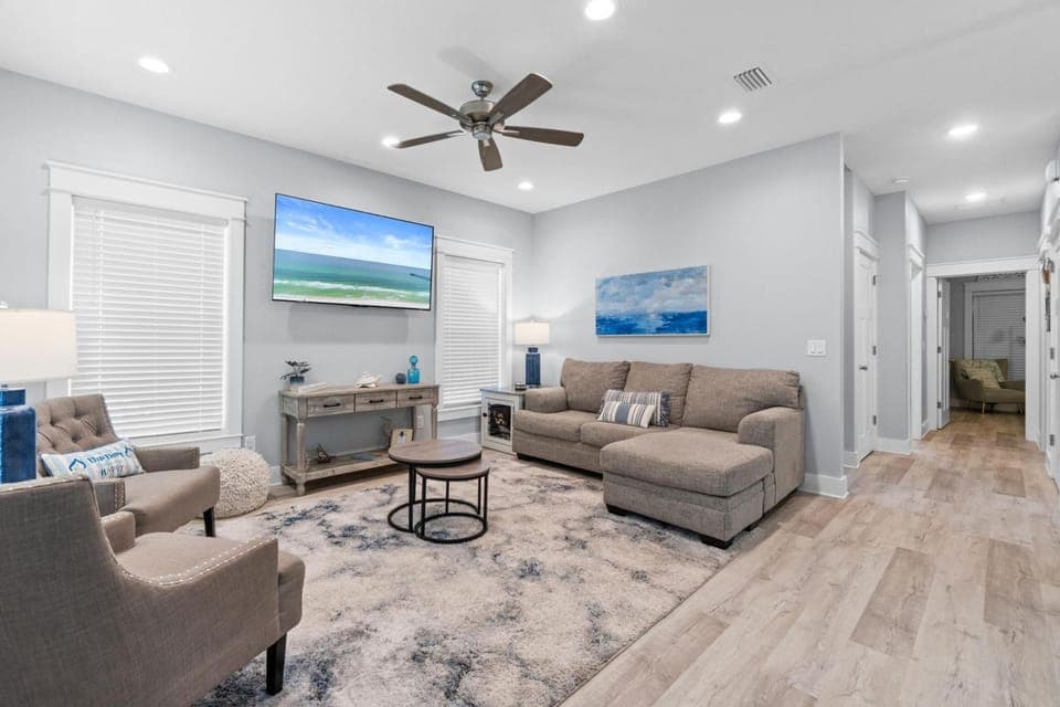 TV and multimedia, Living room, Decorative detail, Seating area, pet friendly