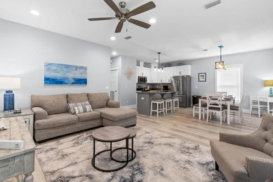 Kitchen or kitchenette, Living room, Decorative detail, Seating area, Dining area